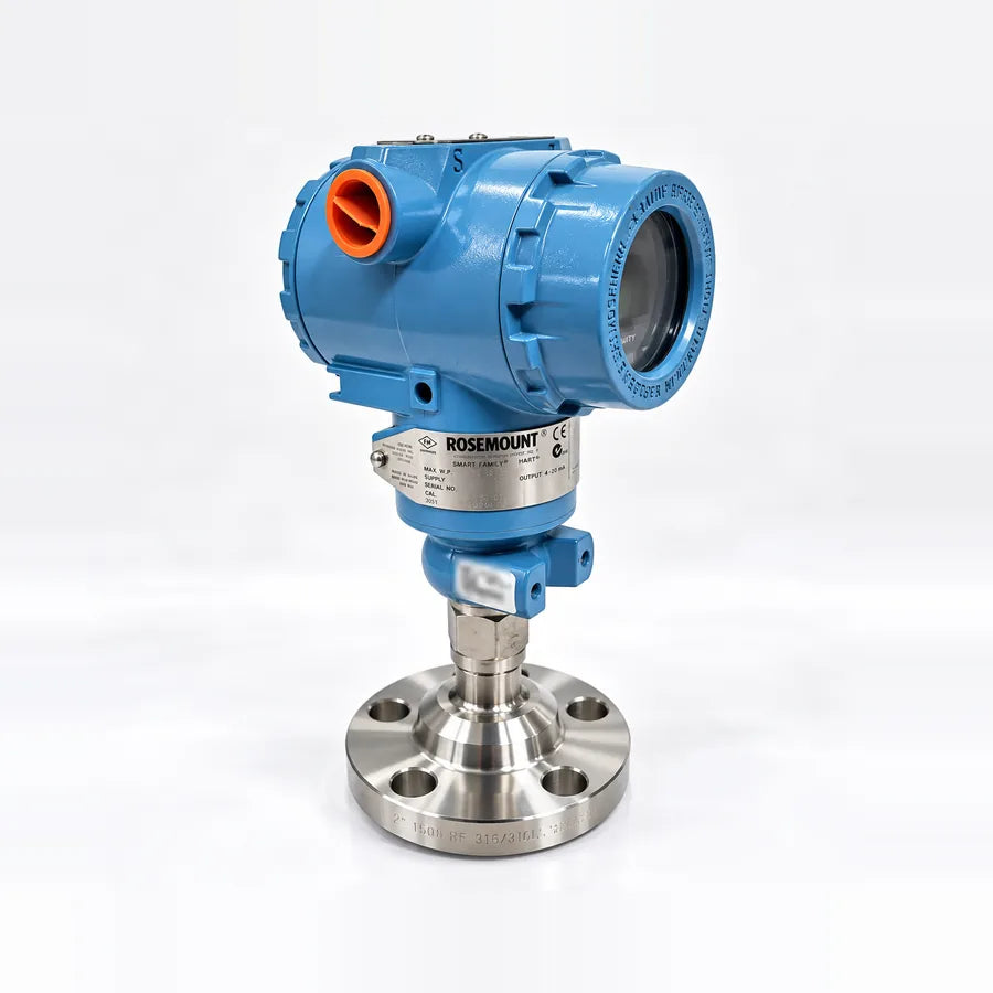 Flange-mounted pressure transmitter