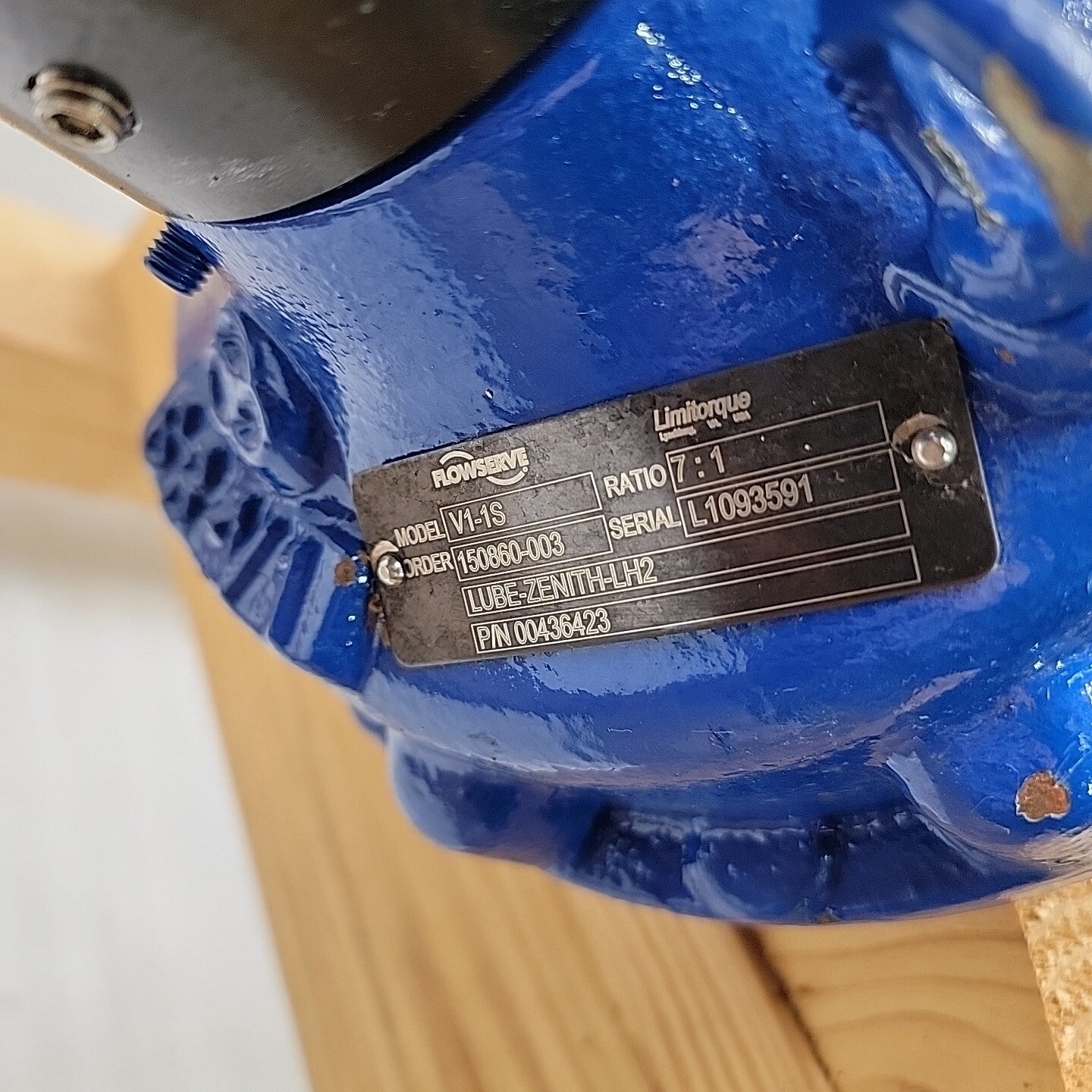 Flowserve V1-1S valve stem and handwheel