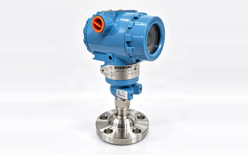 Flange-mounted pressure transmitter